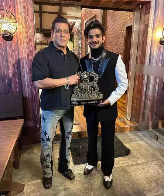Munawar Faruqui has posted the first picture of Munawar Faruqui with Salman Khan with the trophy of Bigg Boss 17